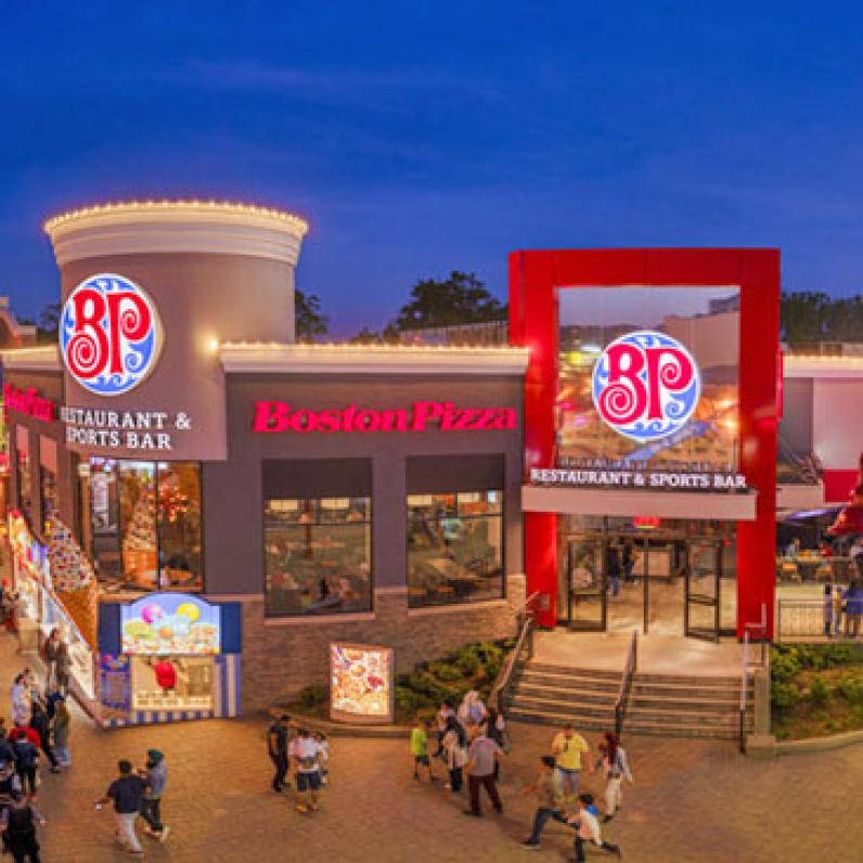 Boston Pizza Clifton Hill at Nighttime